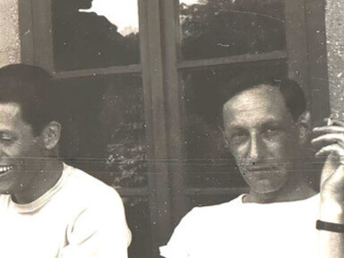 Jacques Monod et Boris Ephrussi avec un numéro du New Yorker au symposium de Cold Spring Harbor © Archives NCBS, CC BY-SA 4.0