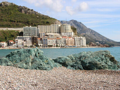 Rafailovići, Montenegro. Edificios de apartamentos frente al mar. Foto: Luis García