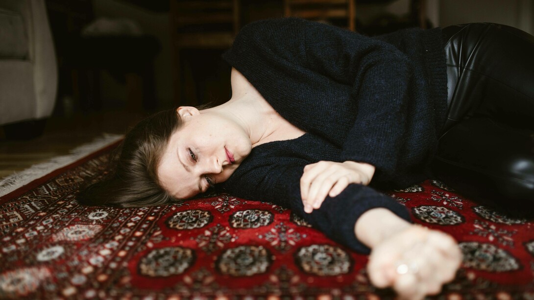 Eine Frau, die wegen "Gaslighting" weint und sich selbst verliert