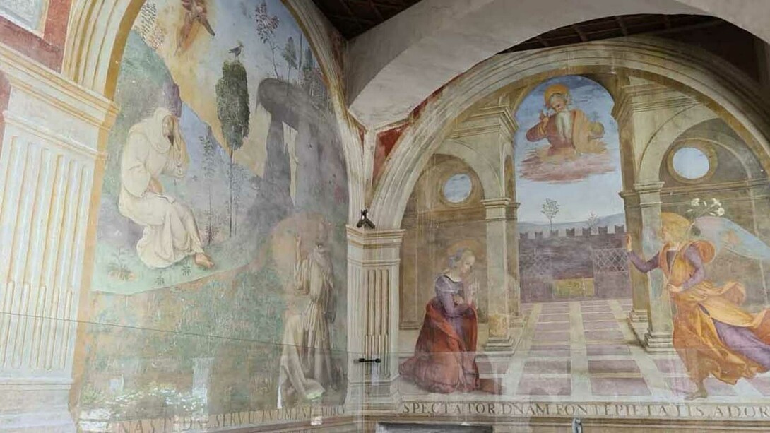 Parete d’angolo del chiostro, Annunciazione e Stimmate di San Francesco del perugino Eusebio da San Giorgio, 1507, foto Federica Antenozio