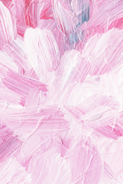 Las texturas rugosas y los colores pastel de sus obras crean una sensación de serenidad