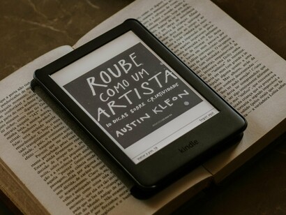 A pesquisa adota como parâmetro o acesso ao livro, seja ele físico ou digital, mas será que isso basta para capturar a realidade da leitura no contexto atual? O consumo de informação acontece em múltiplos formatos e ambientes. Muitas pessoas leem artigos em blogs, notícias em aplicativos, postagens em redes sociais ou até mensagens em plataformas digitais. Essas formas de leitura, embora não estejam necessariamente vinculadas ao livro, têm um papel significativo na maneira como nos conectamos com o mundo e adquirimos conhecimento. Talvez seja o momento de ampliar os horizontes e reconsiderar como definimos a prática da leitura