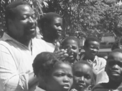 Malangatana Ngwenya con niños mozambicanos