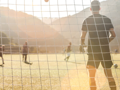 Calcio, inizio di campionato per il Napoli. È 2-1 Lazio al termine dei 90 minuti al Maradona.
Partita quella degli azzurri, connotata da una prestazione ricca di errori individuali, e da uno spiccato spirito offensivo, che apre spesso alle ripartenze avversarie, rivelatesi poi
sanguinose per gli azzurri
