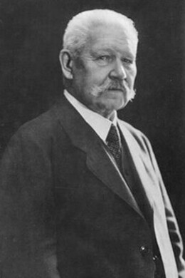 El 30 de enero de 1933, el presidente de Alemania, el general Paul von Hindenburg, influido por el político conservador Franz von Papen, nombró canciller a Adolf Hitler; quien en nombre de la Constitución, suprime la Constitución de la República de Weimar, invocando su artículo de estado de excepción para hacerse de la potestad absoluta. Paul Ludwig Hans Anton von Beneckendorff und von Hindenburg, Poznan, 2 de octubrer 1847 - Ogrodzieniec, 2 de augusto 1934 var tysk hærfører under 1. verdenskrig og senere tysk rigspræsident til sin død i 1934