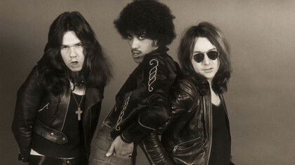 Nella foto una delle prime formazioni dei Thin Lizzy con (da sinistra) Gary Moore (chitarre), Phil Lynott (voce, basso e chitarra acustica), Brian Downey (batteria e percussioni), 1974