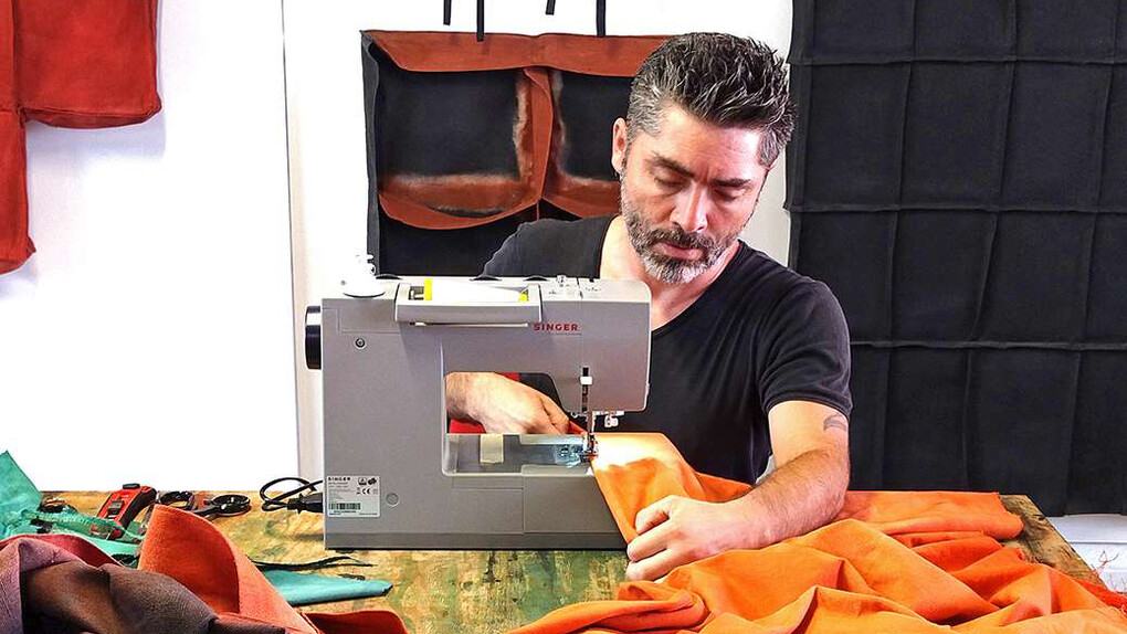 Jamie Poblete ritratto nel suo studio. Cortesemente offerto da Dep Art Out Gallery