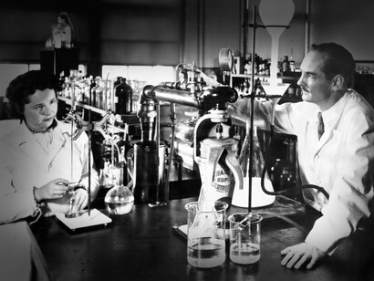Gertrude B. Elion y el Dr. George Hitchings en el laboratorio de Burroughs-Wellcome, 1948