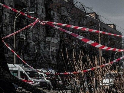 Destroços espalhados pelas ruas de Kyiv, vestígios do cotidiano em uma paisagem marcada pela destruição. Por trás dos edifícios danificados e dos ataques militares, há vidas interrompidas, rotinas desfeitas e uma população obrigada a conviver com as consequências da guerra