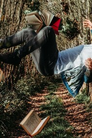 A foto de capa mostra um homem aparentemente flutuando em uma trilha de bosque, cercado por livros abertos suspensos no ar. A composição cria uma atmosfera surreal, remetendo à imaginação, ao acaso e ao poder das ideias, o que dialoga com a reflexão do artigo sobre coincidências improváveis e os limites da lógica. A imaginação muitas vezes alcança lugares onde a lógica e a estatística não conseguem chegar. Assim como na narrativa, a realidade às vezes desafia qualquer cálculo de probabilidade
