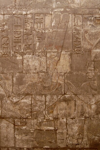 Rilievo nella Cappella di Osiride Hekadjet nel Tempio di Karnak, a nord di Luxor, in Egitto.