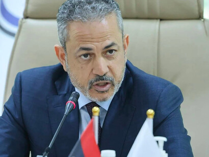 Farhat Omar Bin Qadara. Le contrôle principal des ressources de pétrole revient à la Compagnie nationale libyenne, dirigée par Farhat Omar bin Qadara, une personne de grande capacité technique et proche de Khalifa Haftar, donc de l'autre gouvernement Mouammar 