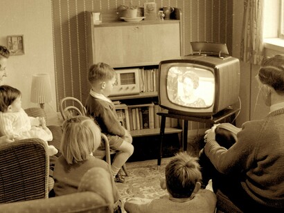 Una familia alrededor de un aparato de televisión en los años cincuenta