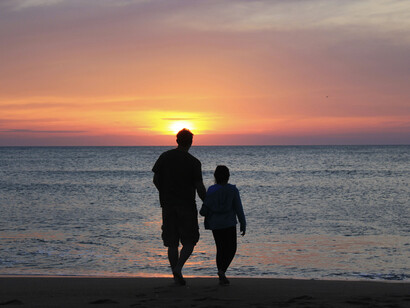 Padre e hijo caminan juntos hacia el atardecer