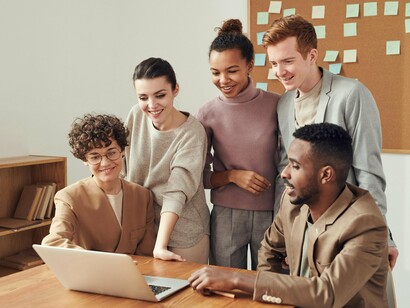 A falta de consciência cultural e histórica é, portanto, uma falha de Governança e um erro primário de gestão de riscos. O risco de reputação e o risco legal se materializam quando a organização demonstra, por meio de suas ações e omissões, que sua política de D&I é apenas uma fachada. A Governança precisa entender que a história não é um tema acadêmico distante, mas o contexto vivo que define a eficácia de suas políticas internas