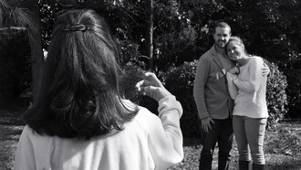 Eric Pickersgill Studio, fotografía de la serie Removed. Las imágenes muestran a individuos que parecen sostener dispositivos personales, aunque estos han sido retirados físicamente de la mano del retratado