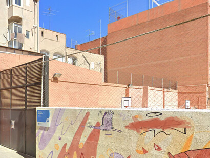 el cansancio de un rostro, la angustia de un rostro: el gesto crispado de quien trata de asir algo que mira y no ve; porque lo lleva dentro, porque ya es de otro, que a su vez mira y nada ve en aquel hombre, que me fue presentado una tarde del mes de octubre en una sala de la agencia Scriba. Barcelona, España