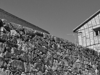 En las aldeas de La Sierra cultivaban la tierra para autoconsumo, cada familia comía lo que podía cultivar, no movían dinero, guardaban el escaso dinero en una caja de cartón, para comprar el pan y para pagar "la iguala". Villanueva del Conde, Salamanca, España