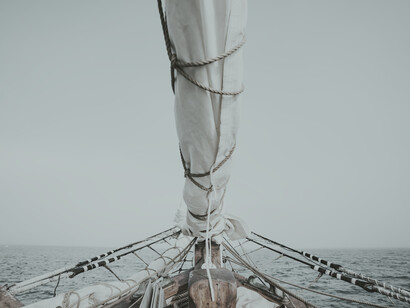 Vista de la proa de un barco