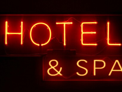 El veto de un hotel de Dublín ha servido para poner sobre la mesa un interesante debate: ¿pueden los influencers valerse de su «influencia» para ir por la vida con «todo gratis»?