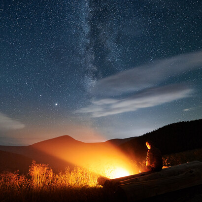 Homem aproveitando fogueira. Quais as nossas motivações
