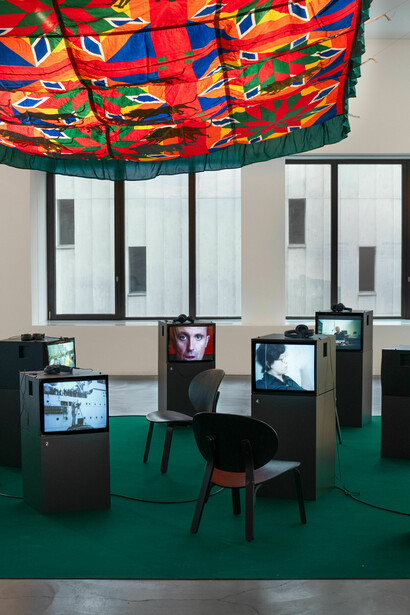 Verschiedene künstler, Disobedience archive, ausstellungsansicht. Mit freundlicher genehmigung des Migros Museums