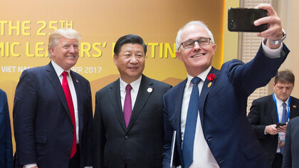 Australiens Premierminister, Malcolm Turnbull (r.), macht ein Selfie mit Donald Trump und Xi Jinping während des Treffens der Asiatisch-Pazifischen Wirtschaftsgemeinschaft (APEC) 2017 in Da-Nang, Vietnam