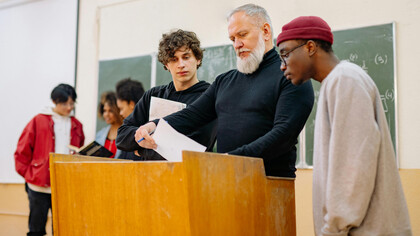 Ser professor é mais do que transmitir conhecimento; é investir tempo e dedicação para formar profissionais capazes de interpretar e aplicar o direito de maneira justa e ética. Apesar dos desafios financeiros e emocionais, a paixão pelo ensino e a satisfação de ver alunos dedicados fazem a profissão valer a pena
