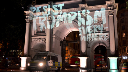 Projección del grupo activista SumOfUs de “Resistamos el trumpismo en todas partes” en el Marble Arch de Londres como parte de las protestas durante la visita de Trump en julio de 2018, Inglaterra