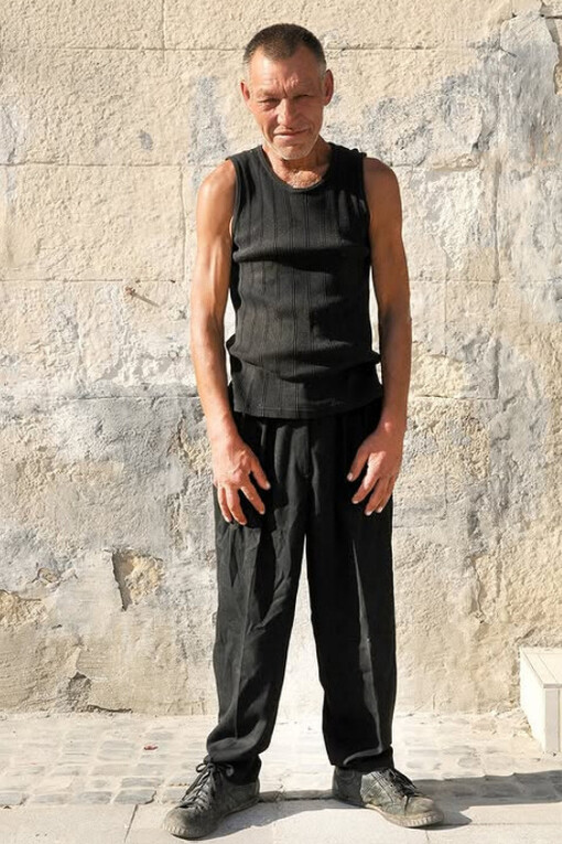 El estilo de Slavik no surgió de un atelier ni de una pasarela, sino de la calle, donde cada prenda respondía a la necesidad antes que a la estética