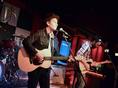 Josh Rouse en concierto con su banda