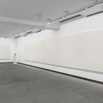 Loïc Le Groumelle, Écritures, mégalithes et cupules III, vue d'exposition. Avec l'aimable autorisation de la Galerie Karsten Greve. Photo de Nicolas Brasseur