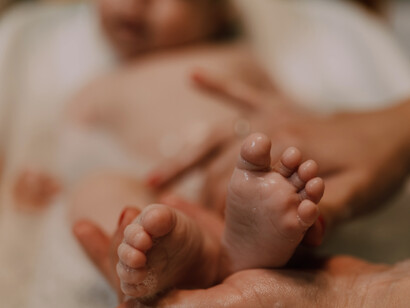 Mãe lavando os pézinhos de seu bebê