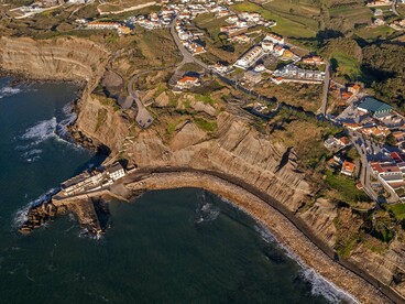 Porto das Barcas, em Portugal. Apesar da sua dimensão modesta, a Atalaia desempenhou um papel importante ao longo dos séculos na construção do concelho da Lourinhã, muito devido à sua ligação ao mar, à agricultura e ao património histórico. Com uma localização estratégica, oferece vistas deslumbrantes sobre o oceano Atlântico e uma identidade única que reflete o passado e o presente da região

