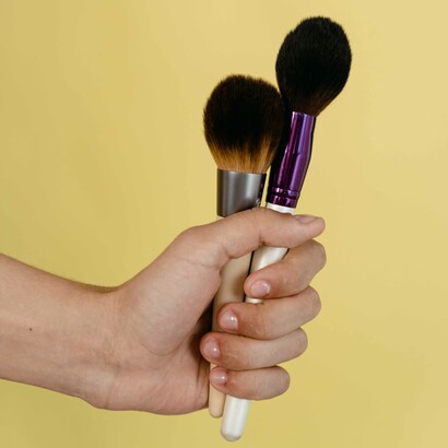 Base para a pele, corretivos, sombras, contornos, delineados e todo o universo da beleza estão cada vez mais normalizadas entre os homens