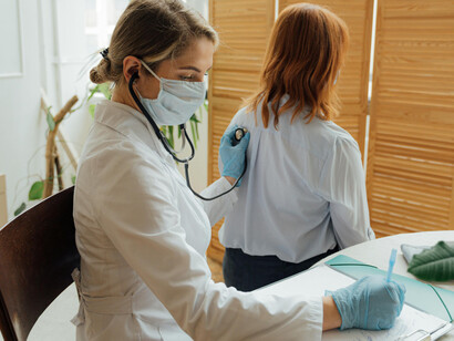 La desconfianza en el sistema médico las obliga a autogestionar su salud, incurriendo en gastos y tiempo excesivos para encontrar respuestas que los profesionales no les brindan