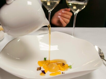 Consomé de perrechicos, miso y ñoqui de yema de huevo. Foto: Thalía Olszewski Ibáñez