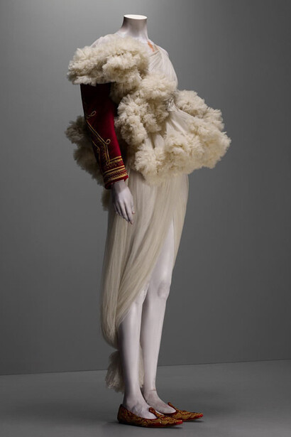Peça inspirada na arte surrealista para a coleção Widows of Culloden, F/W 2006-2007, assinada por Alexander McQueen, exposta no The Metropolitan Museum of Art, New York, NY, USA
