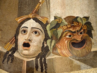 Jung encontrou na palavra latina *persona* (máscara usada por atores na época clássica) - a melhor expressão para designar a ‘máscara’