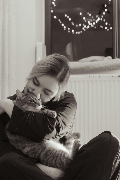 Descubra as diferenças entre gatos e cães, seus métodos de caça e como eles se adaptaram à convivência com os humanos