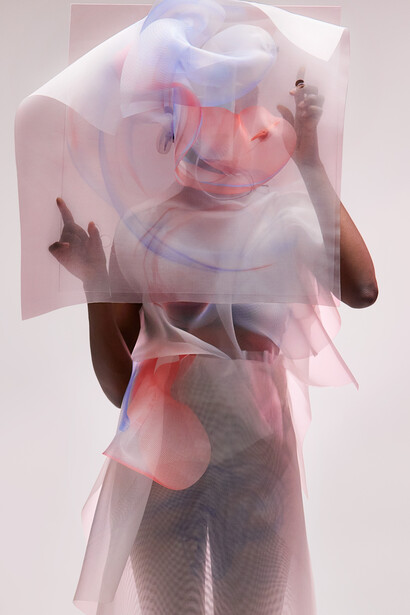In Camera, 2023: prendas interactivas que no quieren ser fotografiadas.