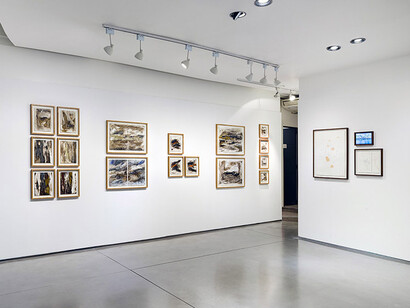Varis artistas, Entre lo que se ve y se adivina, vista de exhibición. Cortesía de la Galería Otto 