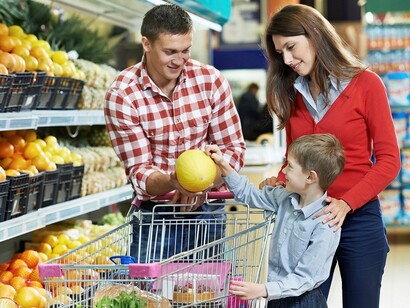 Una familia haciendo la compra