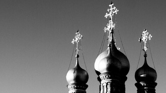 Descubra a história da Revolução Russa de 1917 e o surgimento dos sovietes neste relato envolvente sobre a transformação política e social na Rússia
