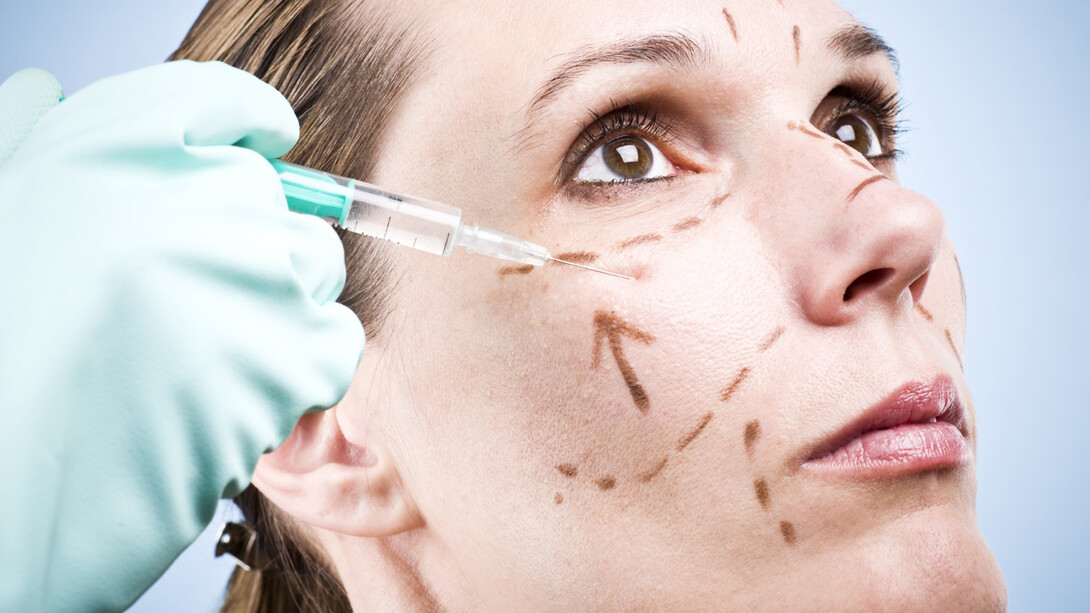 Violencia estética. Una mujer preparando su cara para una operación de cirugía estética