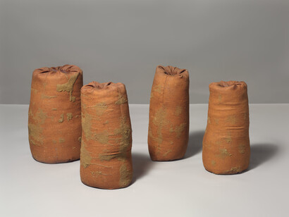 Barry Flanagan, 4 rahsb 2 ’67, 1967, hessian, stand, resin (4 parts), 36 x 48 x 48 in  91.4 x 121.9 x 121.9 cm © The Estate of Barry Flanagan, 2015