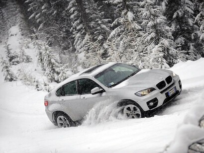 Un coche derrapando sobre la nieve