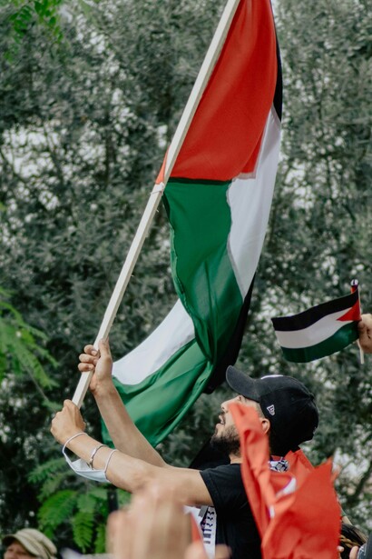 «È necessaria la cooperazione della comunità internazionale per fornire tutti i mezzi indispensabili ad assicurare l’attuazione delle disposizioni dell’accordo e mantenerne la continuità, incluso un cessate il fuoco totale a Gaza, il completamento dello scambio di ostaggi e prigionieri, il ritiro israeliano e l’ingresso di aiuti umanitari e di soccorso nella Striscia di Gaza.»
