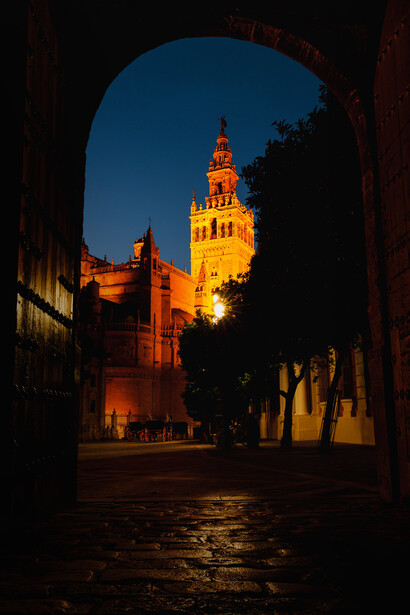 La Giralda, que forma parte de la Catedral de Santa María de la Sede de Sevilla, tiene sus raíces en la época de la Al-Ándalus