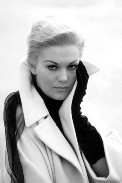 Kim Novak posa con el icónico abrigo que lució en la película de Alfred Hitchcock «Vértigo»